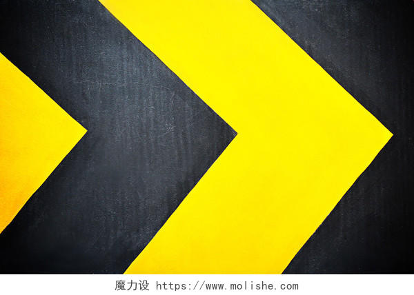 黄色和黑色的箭头道路标志